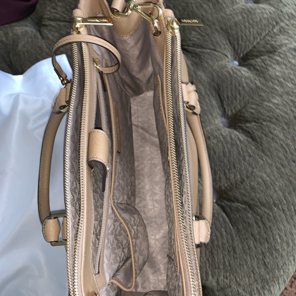 Michael Kors purse - Picture 3 of 3